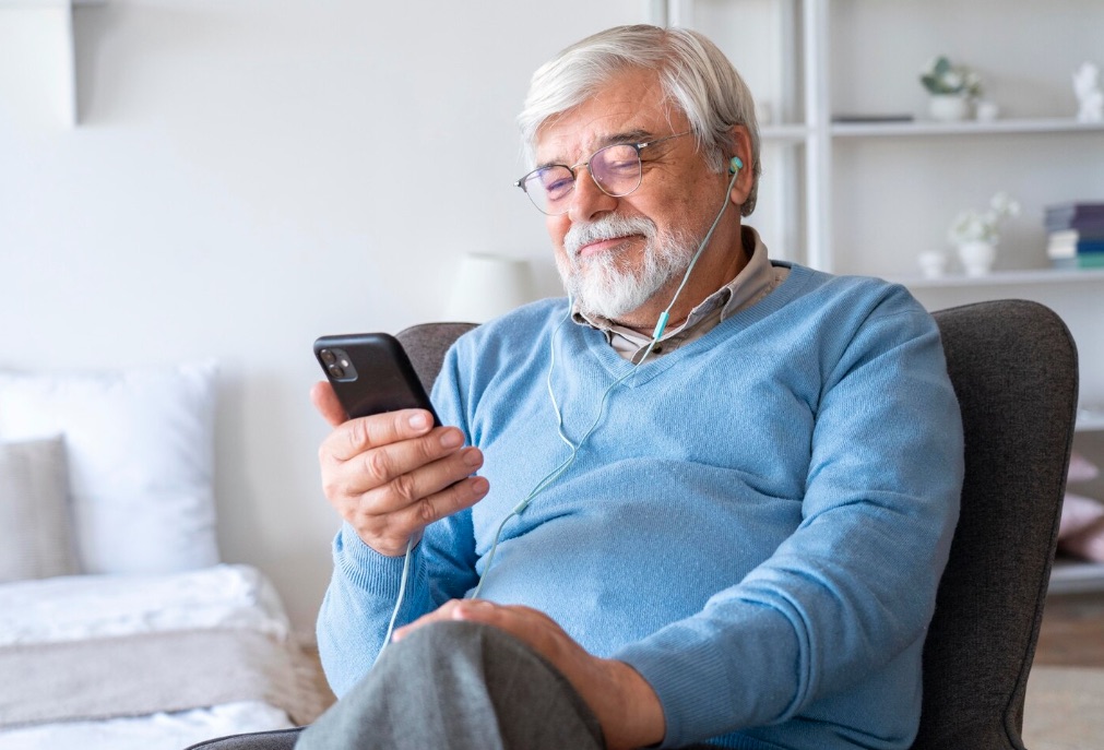 Famiglia che usa tecnologia IA in modo semplice